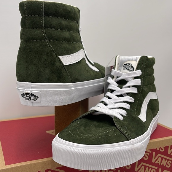 Vans WMNS Sk8-Hi Pig Suede Grape Leaf
VN0A&BVTS0K
SNEAKERS - Picture 9 of 16